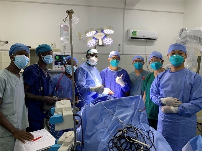 腦膿腫手術成功，全體參與手術的醫(yī)務工作者合影留念。中國第二十九批援幾內亞醫(yī)療隊供圖
