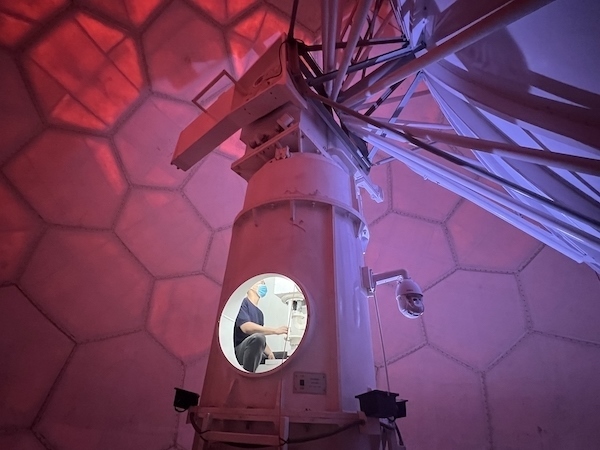 寧德國家天氣雷達(dá)站工作人員正在清洗雷達(dá)滑環(huán)。人民網(wǎng)高清揚(yáng)攝