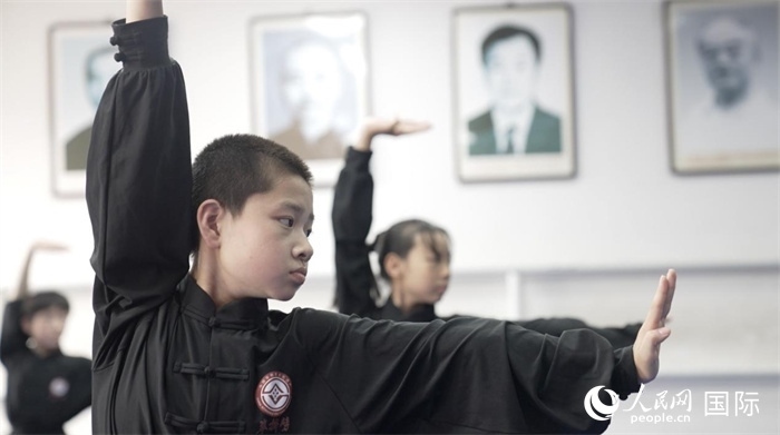 正在練習(xí)劈掛拳的武術(shù)學(xué)童。人民網(wǎng)記者 袁蒙攝