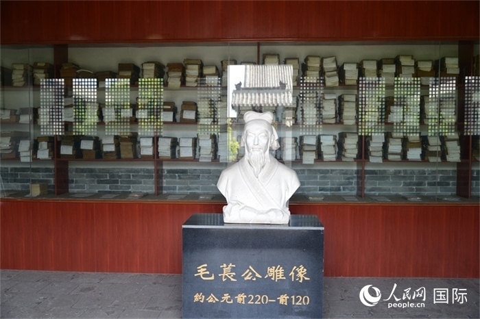 河間詩經(jīng)齋毛萇雕像。雕像后書櫥中陳列的是歷代各版本《詩經(jīng)》及譯本。 人民網(wǎng) 趙昭攝