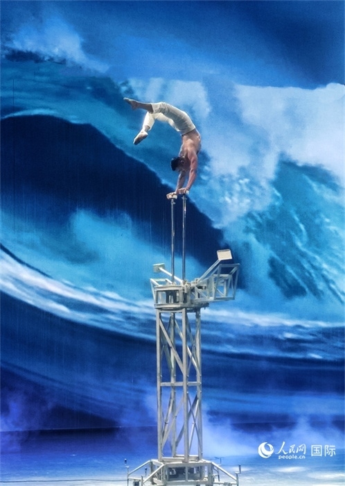 吳橋雜技大世界中的雜技演出。人民網(wǎng) 趙昭攝