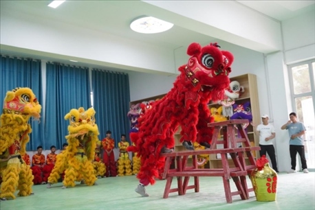 開(kāi)課儀式現(xiàn)場(chǎng)，疏附縣第一中學(xué)舞獅隊(duì)的醒獅表演。