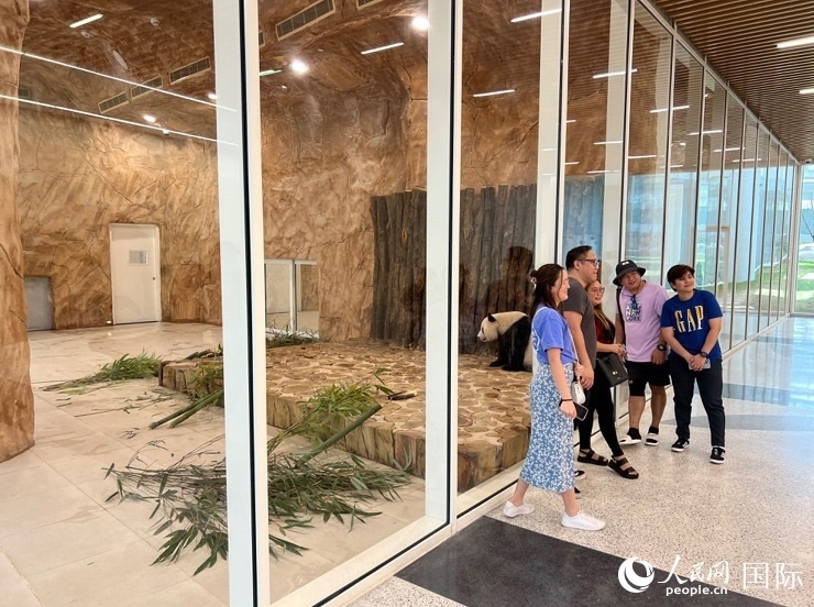 當(dāng)?shù)赜慰团c“四海”合影。人民網(wǎng)記者 張志文攝