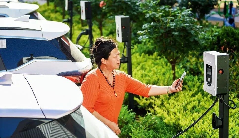 2023年5月24日，山東省膠州市新立街小區(qū)內(nèi)一位居民使用電動(dòng)汽車(chē)充電樁掃碼充電。該小區(qū)加裝各類(lèi)智慧設(shè)備，打造“智慧社區(qū)”，為居民生活帶來(lái)便利。