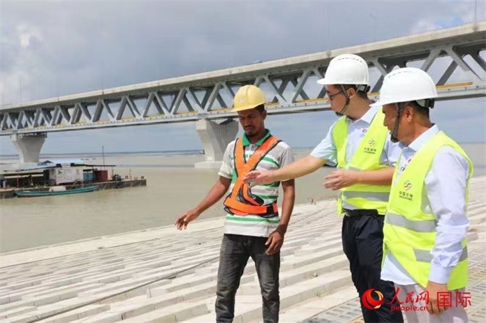 孟加拉國(guó)帕德瑪大橋河道整治工程北岸整治區(qū)域長(zhǎng)1.5千米，南岸長(zhǎng)11.5千米，是目前世界上規(guī)模最大的河道整治工程。人民網(wǎng)記者 孫廣勇攝