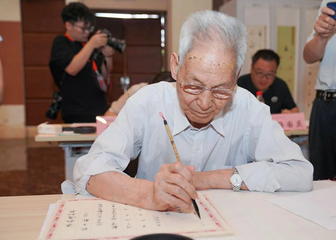 老教授們用毛筆書寫2023級新生錄取通知書。校方供圖