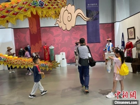 市民參觀展覽。祝歡 攝