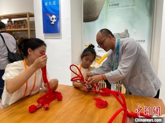 市民體驗制作吉祥如意結(jié)。祝歡 攝