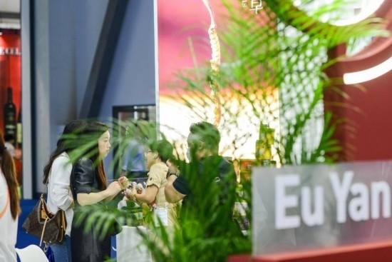 RCEP成員國企業(yè)亮相第三屆消博會。2023年4月12日，參觀者在新加坡企業(yè)余仁生的展臺了解產(chǎn)品。新華社記者王澤聰攝