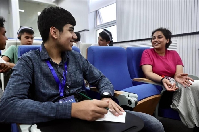 “上合小記者”在中國傳媒大學(xué)外語學(xué)院采訪留學(xué)生。中新社供圖