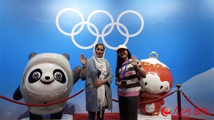 “上合小記者”與2022北京冬奧會吉祥物合影。實(shí)習(xí)生 方明軒攝