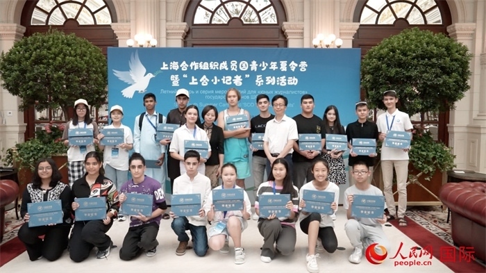 主辦單位為“上合小記者”頒發(fā)證書。實(shí)習(xí)生 方明軒攝