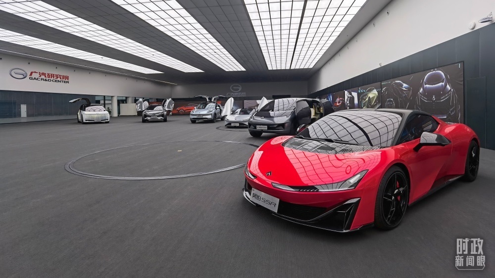 今年4月，習(xí)近平考察廣汽埃安新能源汽車股份有限公司，了解企業(yè)推動(dòng)制造業(yè)高端化、智能化、綠色化等情況。（總臺(tái)央視記者石丞拍攝）