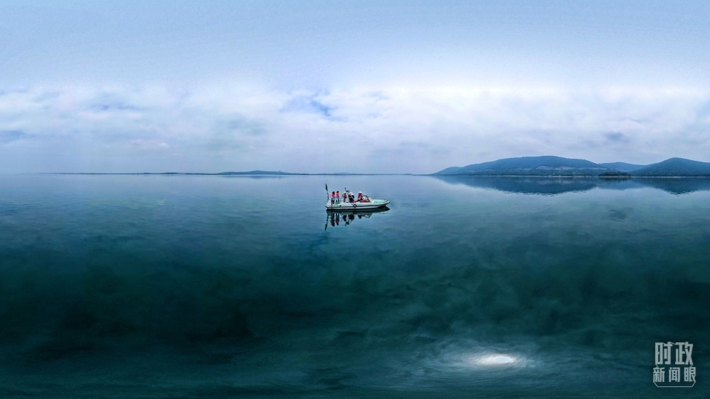 丹江口水庫(kù)，工作人員正在采集水樣。（總臺(tái)國(guó)廣記者李晉拍攝）