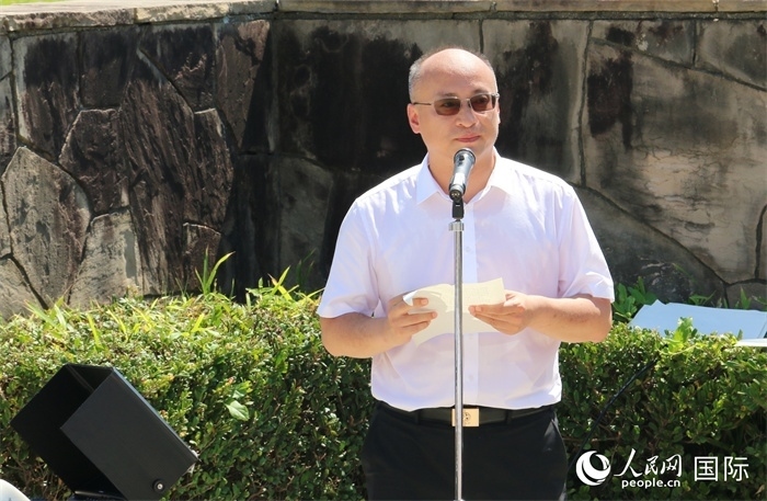 昆明市副市長(zhǎng)安恩法在紀(jì)念儀式上致辭。人民網(wǎng) 許可攝