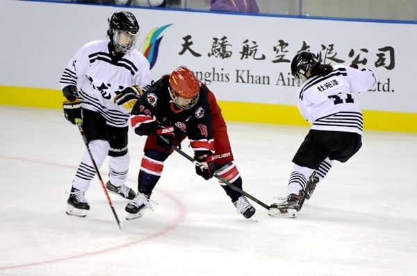 上海隊(duì)田博雅(中)與黑龍江隊(duì)杜宛澤爭(zhēng)搶。人民網(wǎng)記者 胡雪蓉?cái)z