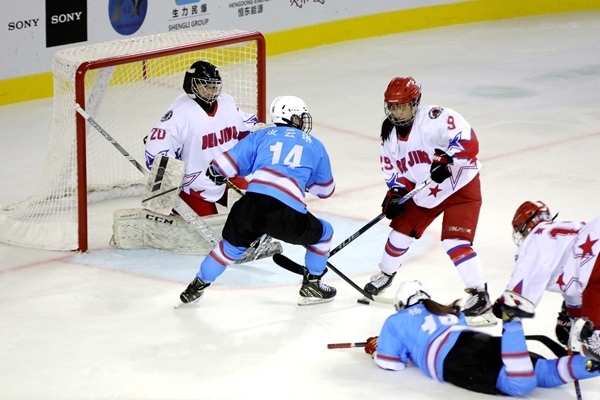 廣東隊(duì)球員與北京隊(duì)球員禁區(qū)混戰(zhàn)。人民網(wǎng)記者 胡雪蓉?cái)z