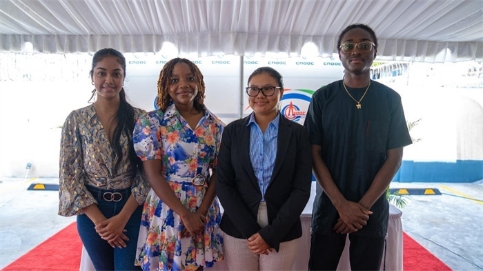 四名獲得中海油獎學金的學生合影。中海油圭亞那有限公司供圖