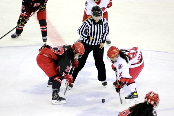 北京隊(duì)球員呂悅(左)與上海隊(duì)球員黃滟爭球。人民網(wǎng)記者 胡雪蓉?cái)z