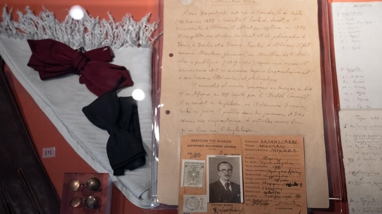 卡贊扎基斯的法語(yǔ)簡(jiǎn)歷。人民網(wǎng)記者 葛泰佚攝