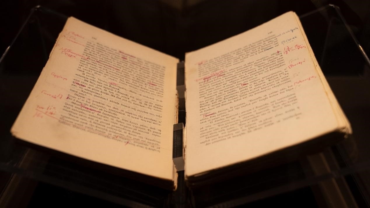 《希臘人左巴》初印后，卡贊扎基斯的修改批注。人民網(wǎng)記者 葛泰佚攝