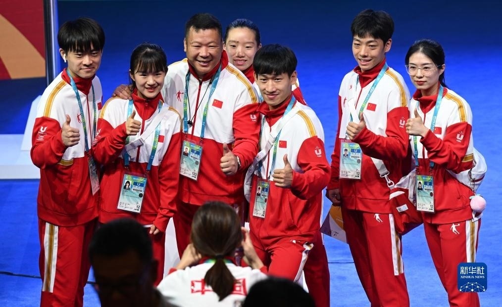 7月22日，中國(guó)代表團(tuán)部分成員在歡迎儀式后合影。新華社記者 王曦 攝