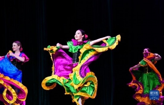 7月21日，哈薩克斯坦薩爾塔納國家舞蹈團的演員在演出。