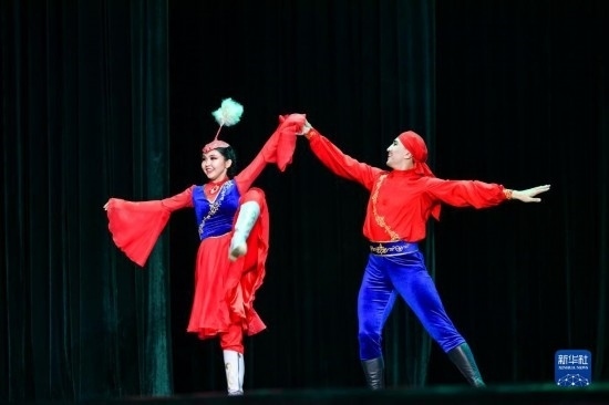 7月21日，哈薩克斯坦薩爾塔納國家舞蹈團的演員在演出。