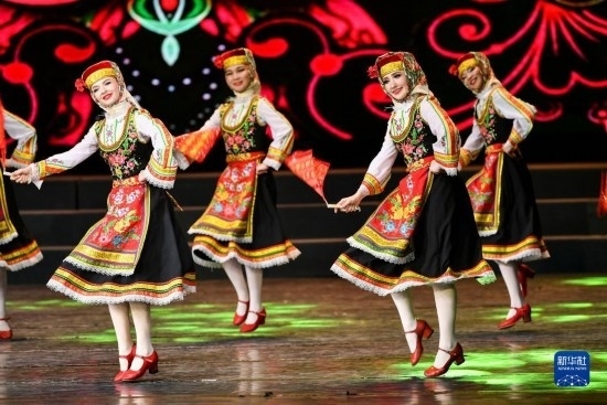 7月21日，哈薩克斯坦薩爾塔納國家舞蹈團的演員在演出。