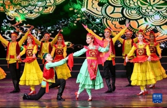 7月21日，哈薩克斯坦薩爾塔納國家舞蹈團的演員在演出。