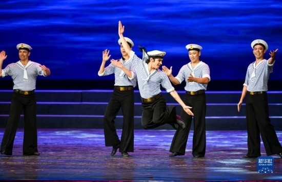 7月21日，哈薩克斯坦薩爾塔納國家舞蹈團的演員在演出。