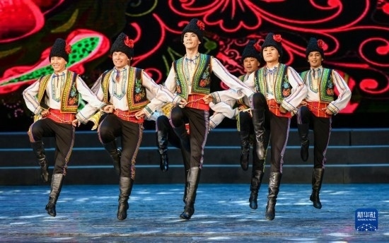 7月21日，哈薩克斯坦薩爾塔納國家舞蹈團的演員在演出。