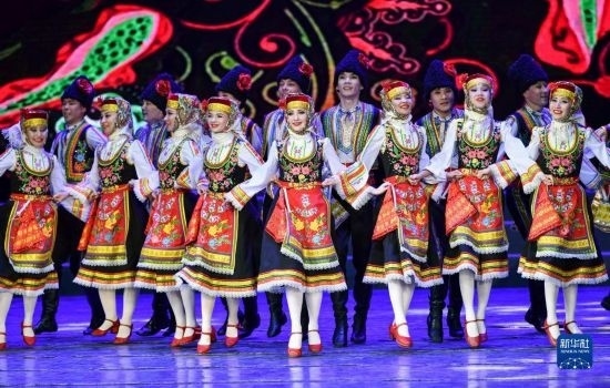 7月21日，哈薩克斯坦薩爾塔納國家舞蹈團的演員在演出。