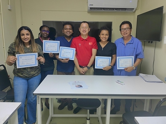 醫(yī)療隊成員與部分學員合影。第18期援圭亞那醫(yī)療隊供圖