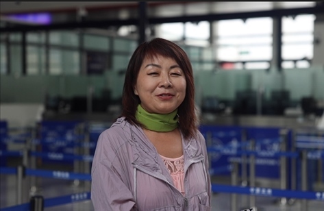 7月22日，曾經(jīng)在老撾瑯勃拉邦工作過3年的加拿大華僑孫月玲乘坐中老鐵路國際旅客列車從中國出境。衛(wèi)海林 攝