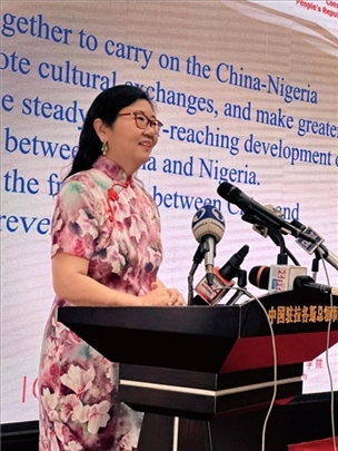 中國(guó)駐拉各斯總領(lǐng)館總領(lǐng)事嚴(yán)宇清致辭。駐拉各斯總領(lǐng)館供圖