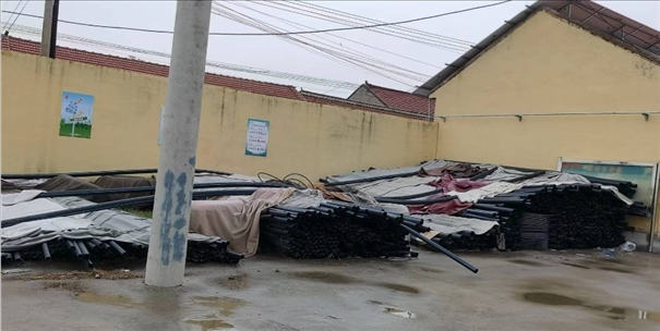 至今仍堆放在村委會院里的自來水管道。 人民網(wǎng)記者 金慧慧攝