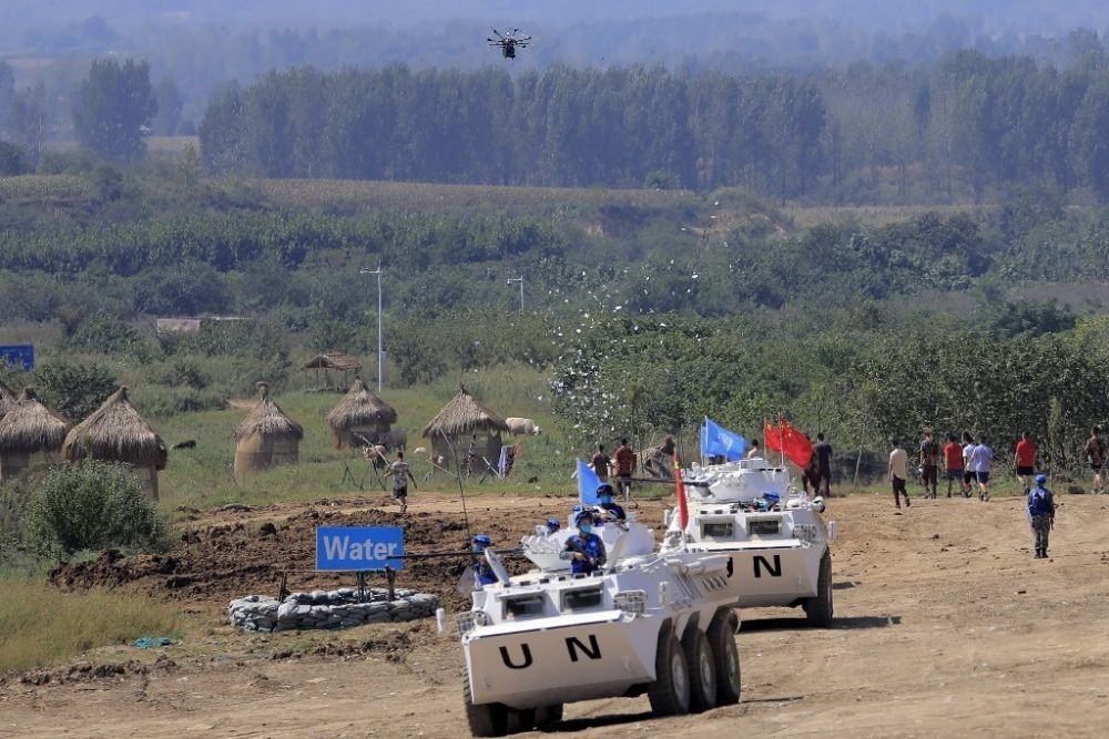 ↑2021年9月15日，在“共同命運-2021”國際維和實兵演習(xí)綜合演練中，維和分隊采用無人機拋撒傳單宣傳和平理念。新華社記者 劉芳 攝