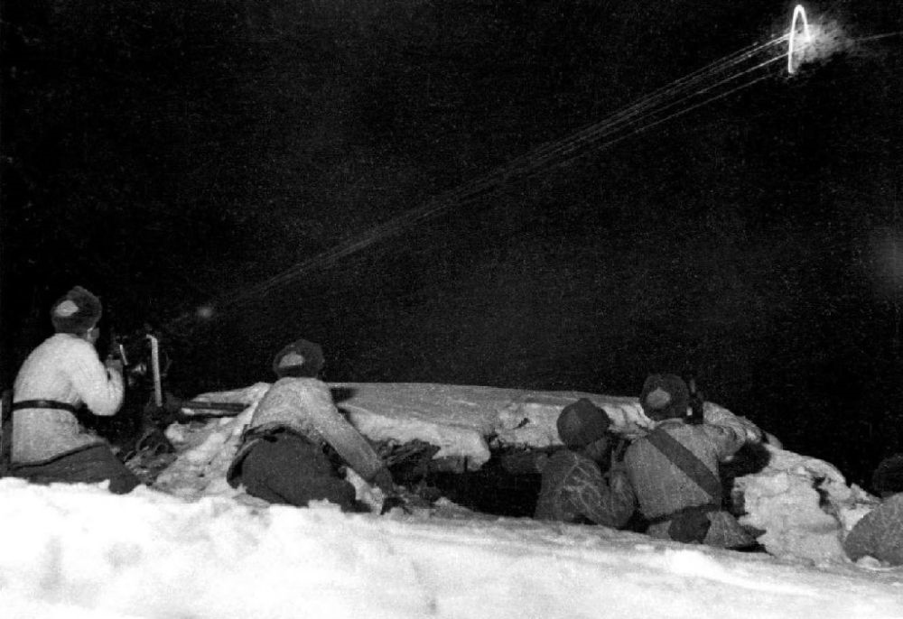  ↑1950年12月，在朝鮮長津湖，中國人民志愿軍第27軍連隊機槍手向美軍陣地射擊。新華社發(fā)（張崇岫 攝）