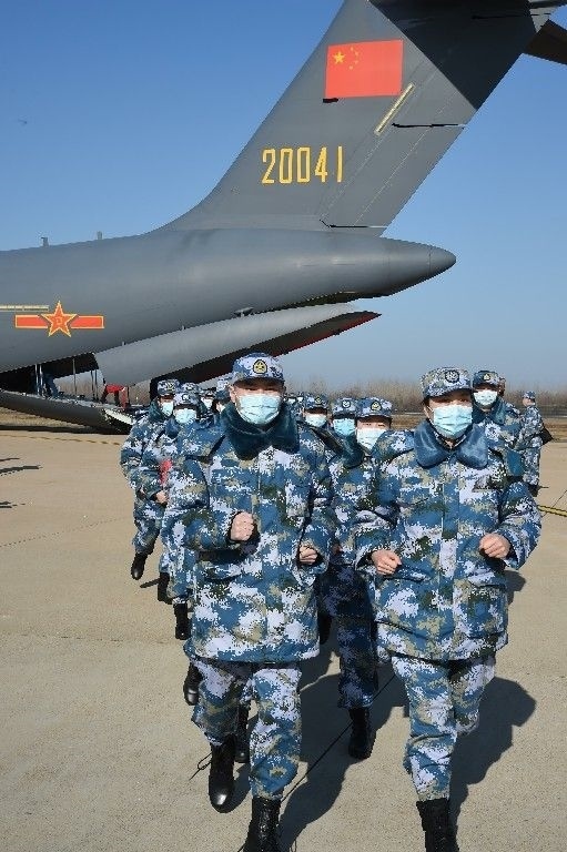↑2020年2月17日，一批軍隊支援湖北醫(yī)療隊員抵達武漢天河機場。新華社記者 黎云 攝