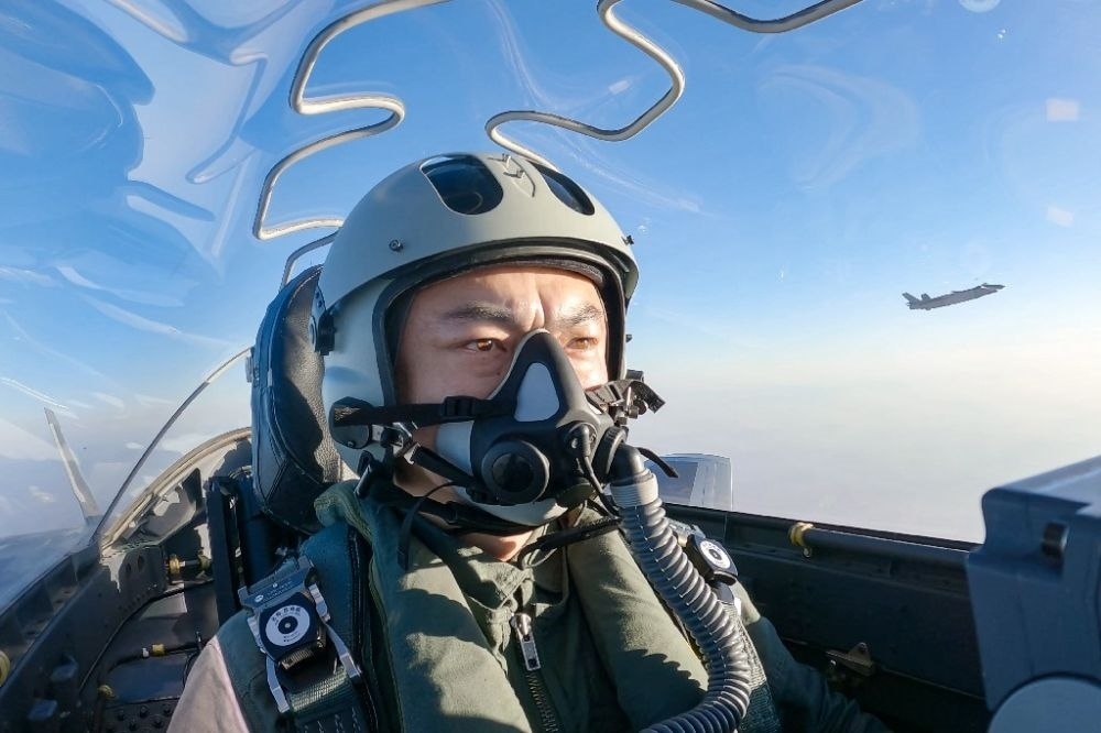 ↑全國人大代表、“強軍先鋒飛行大隊”大隊長高中強進行編隊飛行訓(xùn)練（2023年2月9日攝）。新華社發(fā)（姜皓元 攝）