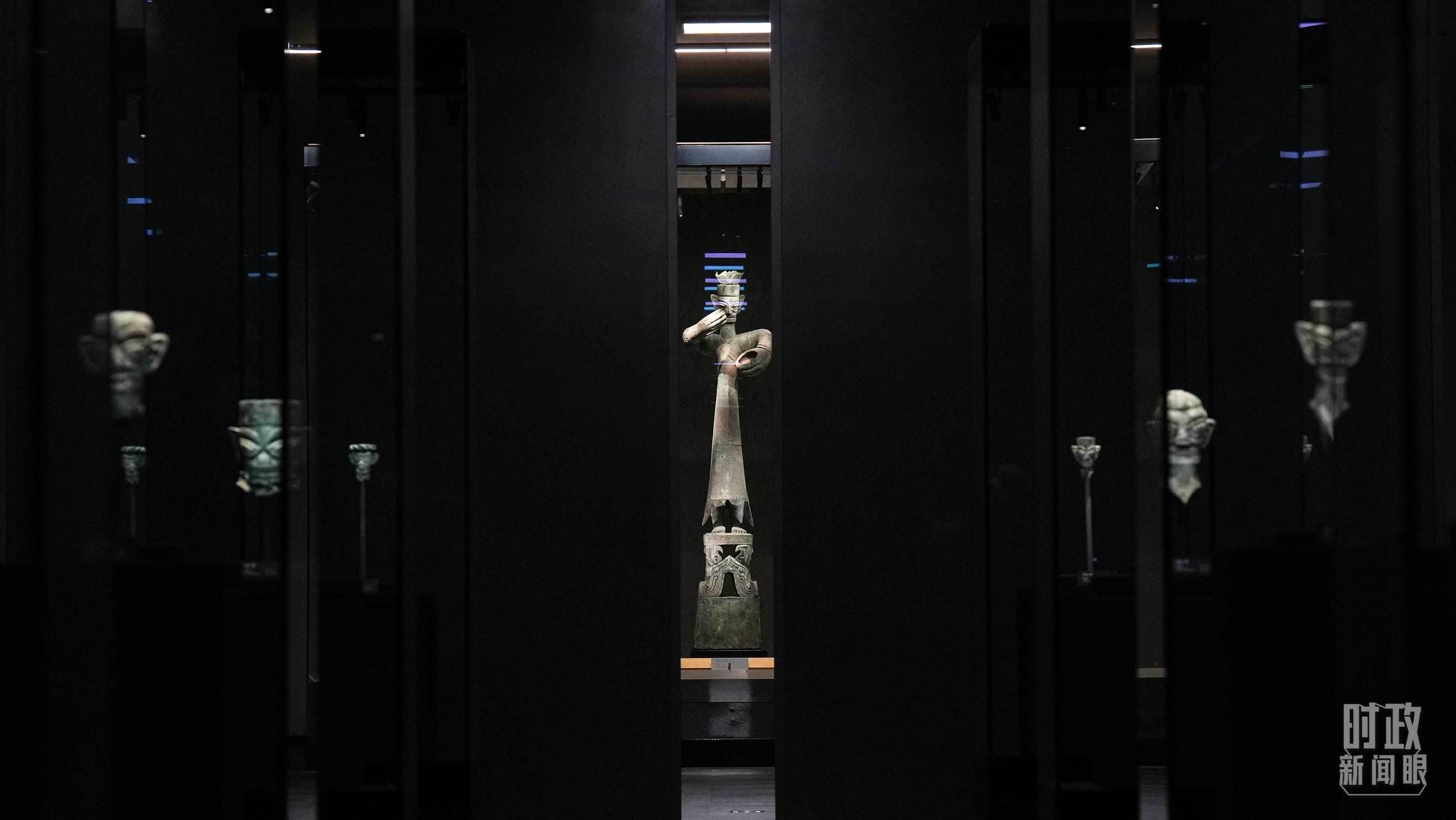 △三星堆出土的青銅大立人像。（總臺(tái)國廣記者李晉拍攝）