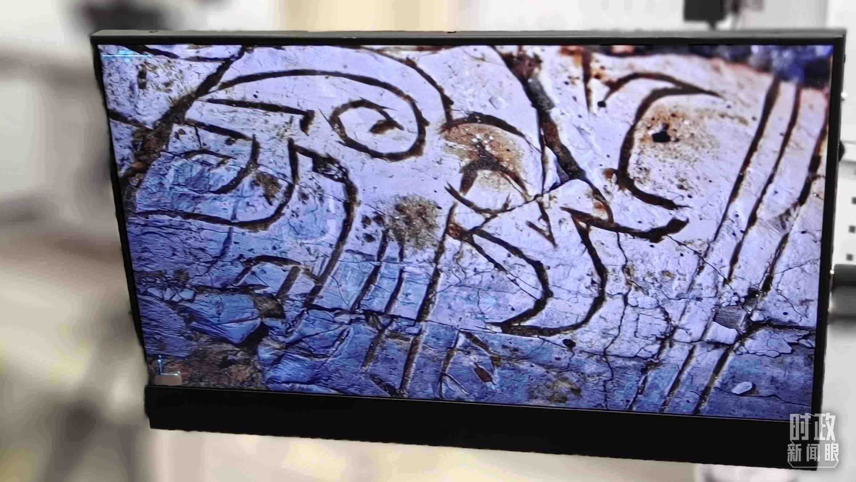 △顯微鏡下，三星堆文物的紋路清晰可見。（總臺(tái)央視記者王萌萌拍攝）