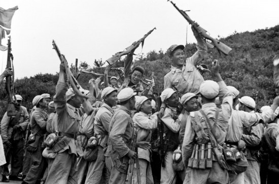 這是中國人民志愿軍和朝鮮人民軍一起歡慶戰(zhàn)斗勝利。新華社發(fā)（資料照片）