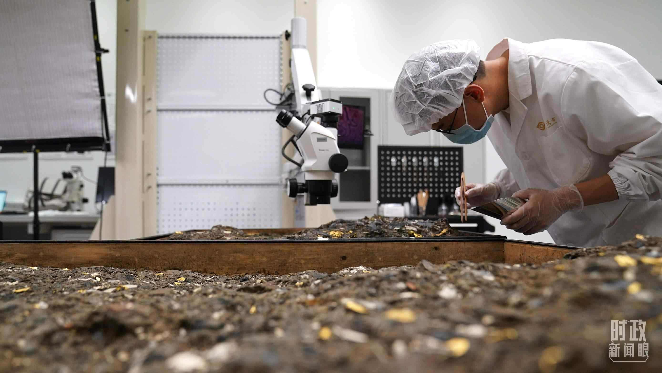 △工作中的三星堆文保人員。（總臺(tái)國廣記者李晉拍攝）