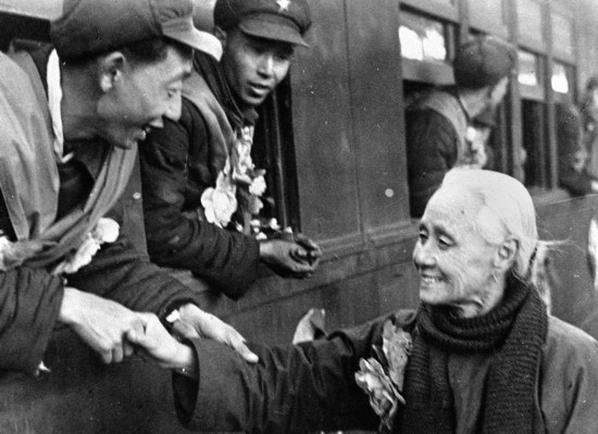 全國的鐵路工人們，一批批地志愿前往朝鮮前線工作，這是隴海路的鐵路工人魏志杰在臨行時(shí)和他母親告別的情形。新華社發(fā)（資料照片）