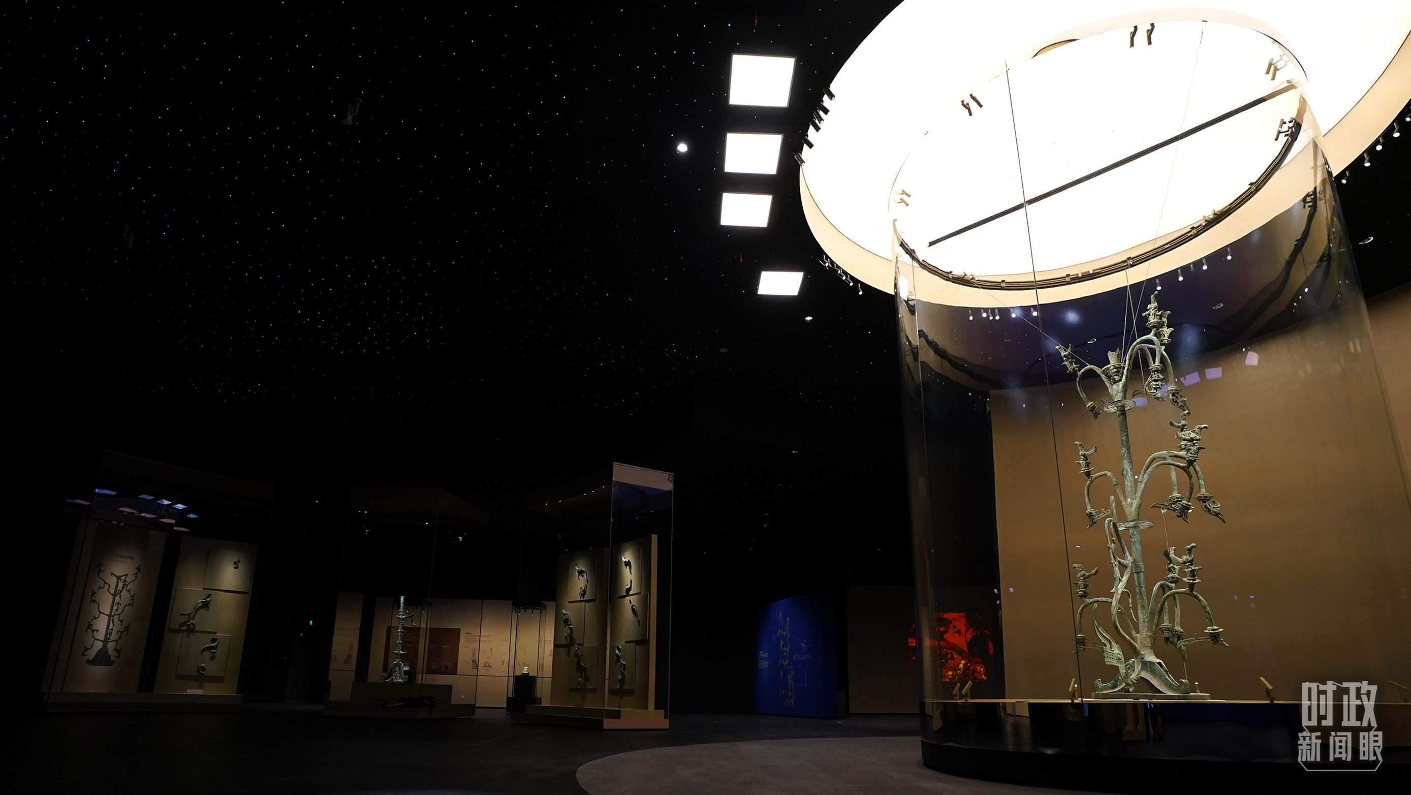 △三星堆出土的青銅神樹。（總臺(tái)國廣記者李晉拍攝）