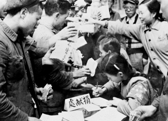 全國各地工商界踴躍捐獻(xiàn)款項(xiàng)，支援志愿軍。這是重慶市工商業(yè)者捐獻(xiàn)的情形。新華社發(fā)（資料照片）