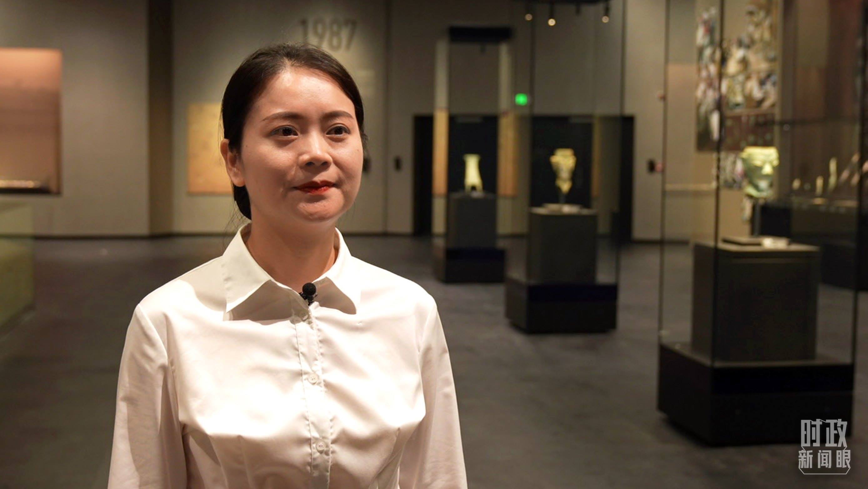 △當(dāng)天現(xiàn)場負(fù)責(zé)講解的三星堆博物館公眾服務(wù)部程靜。（總臺(tái)央廣記者馬喆拍攝）