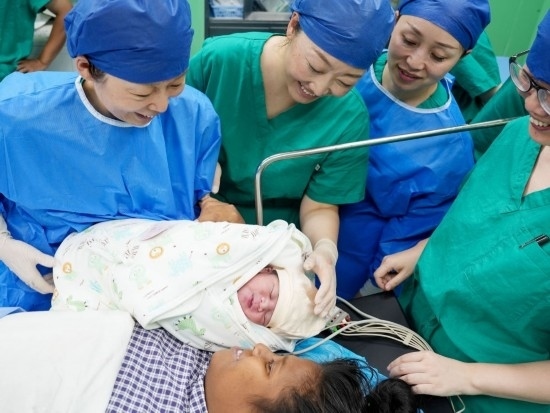 中國海軍“和平方舟”號醫(yī)院船在基里巴斯為29歲的塔拉瓦居民德阿瑞接生了一名“和平寶寶”（2023年7月16日攝）。新華社發(fā)（劉偉 攝）